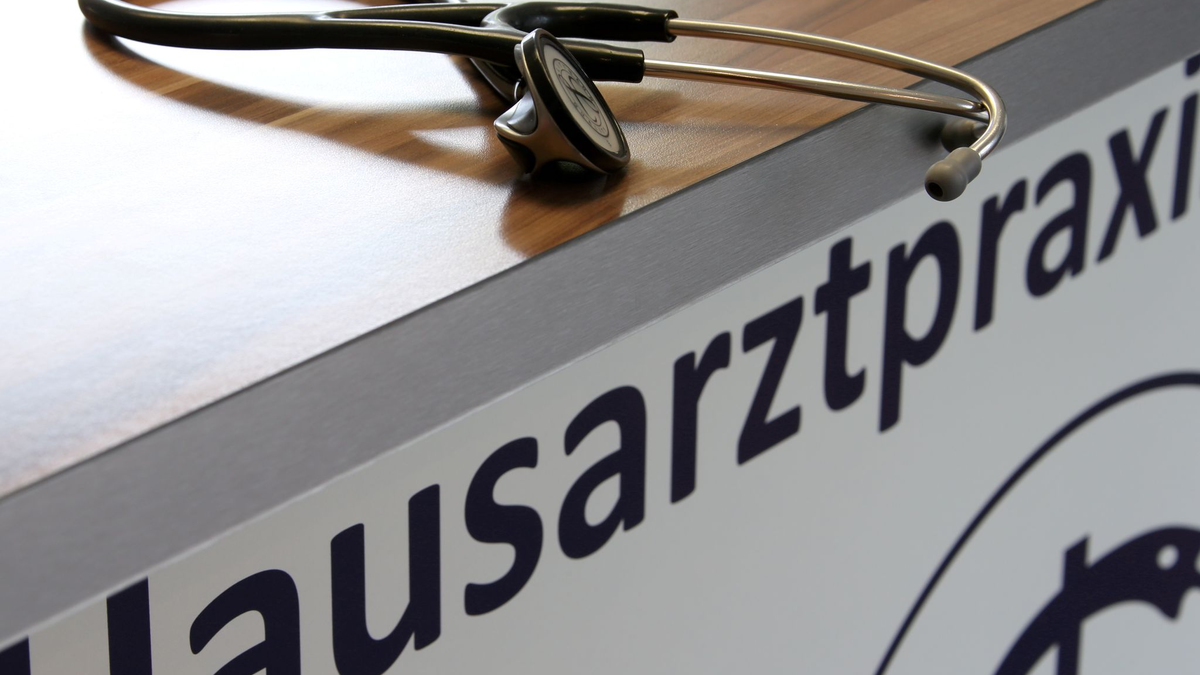 Ein Hausarzt in Spenge wird von einem Patienten zusammengeschlagen - jetzt fordern Mediziner eine Strafrechtsverschärfung. (Symbolbild) - Foto: Stephan Jansen/dpa