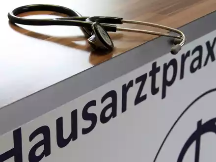 Für Hausärztinnen und Hausärzte sollen Obergrenzen bei der Vergütung (Budgets) aufgehoben werden - wie schon für Kinderärzte. - Foto: Stephan Jansen/dpa