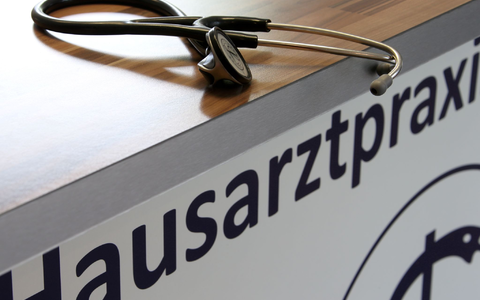 Bessere Arbeitsbedingungen sollen dazu beitragen, das Netz der Hausarztpraxen mit Blick auf eine kommende Ruhestandswelle zu erhalten. - Foto: Stephan Jansen/dpa