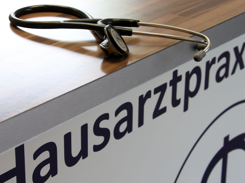 Ein Hausarzt in Spenge wird von einem Patienten zusammengeschlagen - jetzt fordern Mediziner eine Strafrechtsverschärfung. (Symbolbild) - Foto: Stephan Jansen/dpa