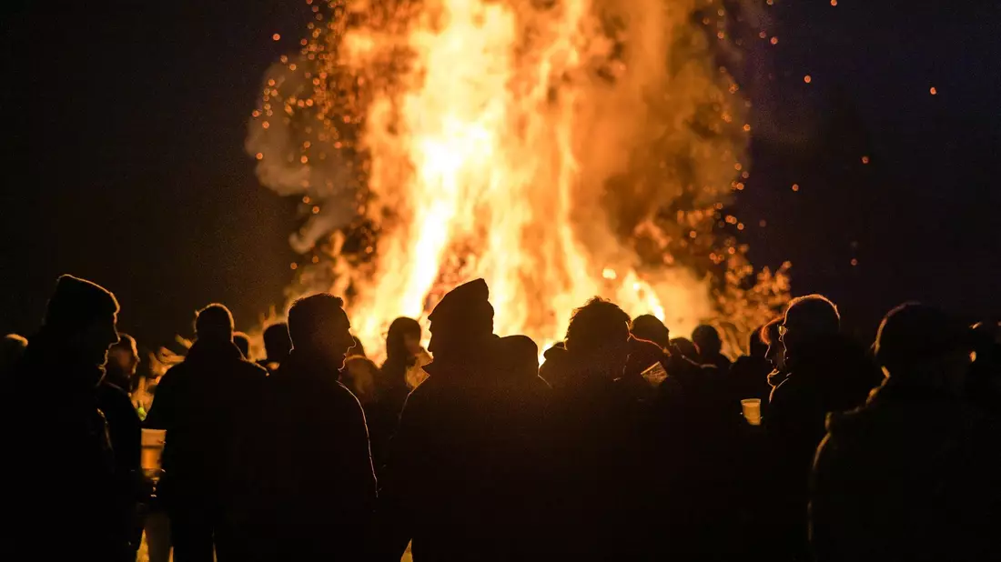 Osterfeuer im Cottbuser Ortsteiles Branitz. Immer wieder ein Thema dabei: die Feinstaubbelastung. - Bild: Frank Hammerschmidt/dpa