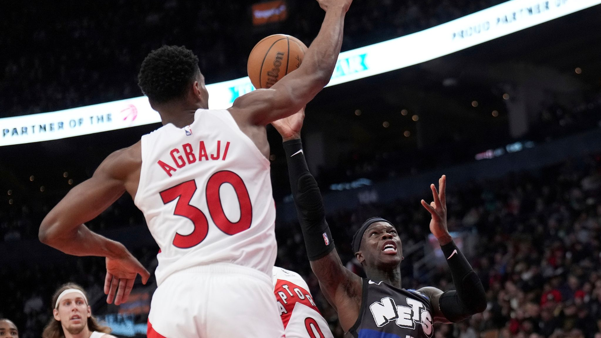 Dennis Schröder (r), Guard der Brooklyn Nets, zieht am Toronto Raptors-Guard Ochai Agbaji vorbei zum Korb. - Foto: Nathan Denette/The Canadian Press/AP/dpa