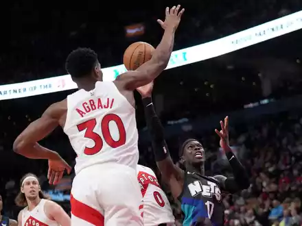 Dennis Schröder (r), Guard der Brooklyn Nets, zieht am Toronto Raptors-Guard Ochai Agbaji vorbei zum Korb. - Foto: Nathan Denette/The Canadian Press/AP/dpa
