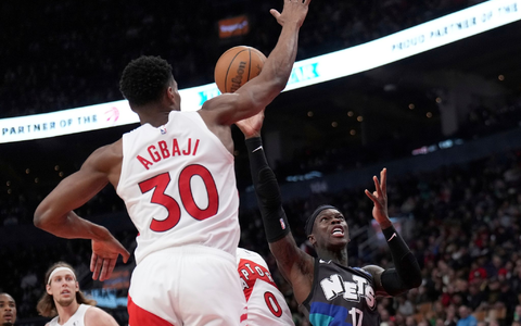 Dennis Schröder (r), Guard der Brooklyn Nets, zieht am Toronto Raptors-Guard Ochai Agbaji vorbei zum Korb. - Foto: Nathan Denette/The Canadian Press/AP/dpa
