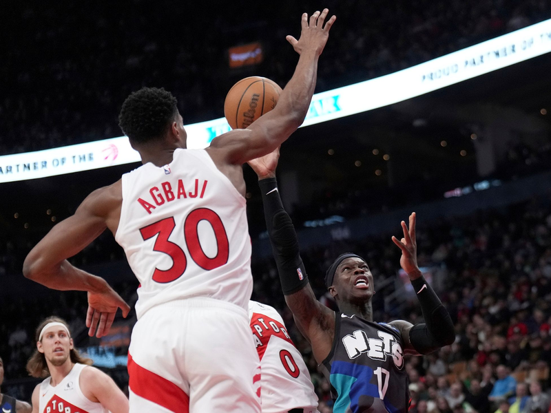 Dennis Schröder (r), Guard der Brooklyn Nets, zieht am Toronto Raptors-Guard Ochai Agbaji vorbei zum Korb. - Foto: Nathan Denette/The Canadian Press/AP/dpa