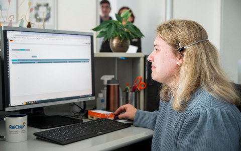 Eva Lenz arbeitet am Empfang der ReiColor Chemie-GmbH. - Foto: Daniel Vogl/dpa