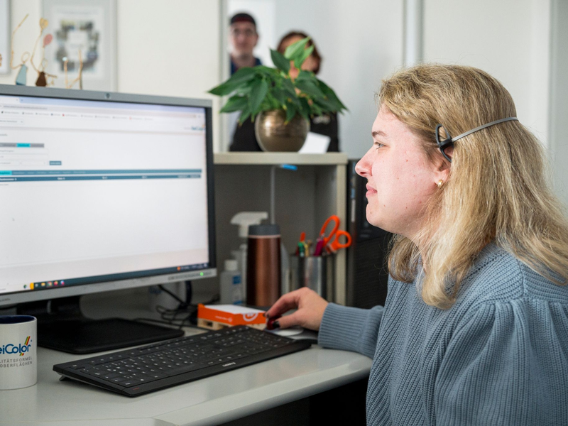 Eva Lenz arbeitet am Empfang der ReiColor Chemie-GmbH. - Foto: Daniel Vogl/dpa