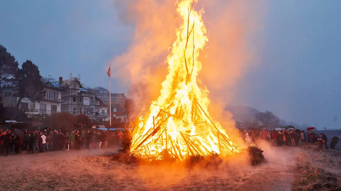 Die Konzentration von Feinstaub wird durch die Osterfeuer örtlich erhöht. - Bild: Georg Wendt/dpa
