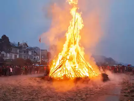 Die Konzentration von Feinstaub wird durch die Osterfeuer örtlich erhöht. - Foto: Georg Wendt/dpa
