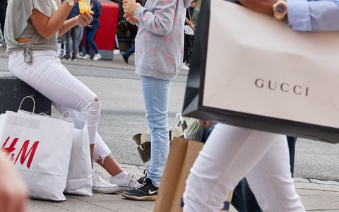 Passanten mit Einkaufstüten: «Die Erholung des Konsumklimas kommt langsam und nur sehr schleppend voran». - Foto: Georg Wendt/dpa
