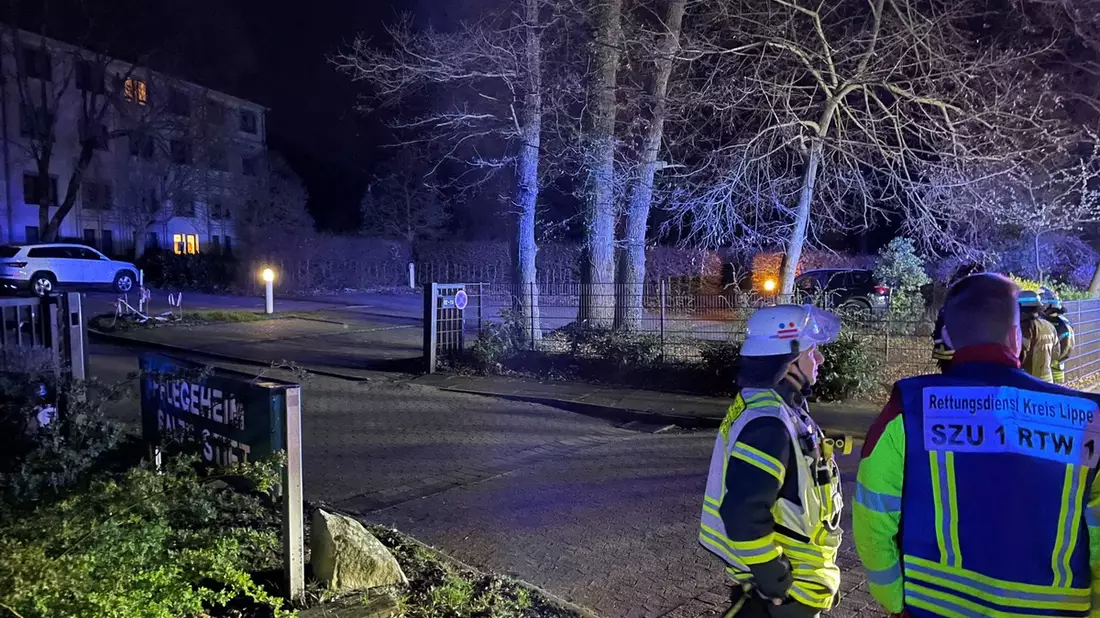 FF Bad Salzuflen: Defekte Batterien sorgen für Feuerwehreinsatz in Seniorenheim / Rund 35 Kräfte sind in der Nacht zu Dienstag am Gröchteweg beschäftigt - Bild: presseportal.de