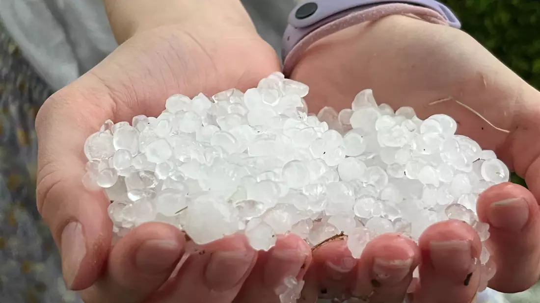 Hagelkörner nach einem Unwetter. - Bild: Christoph Trost/dpa