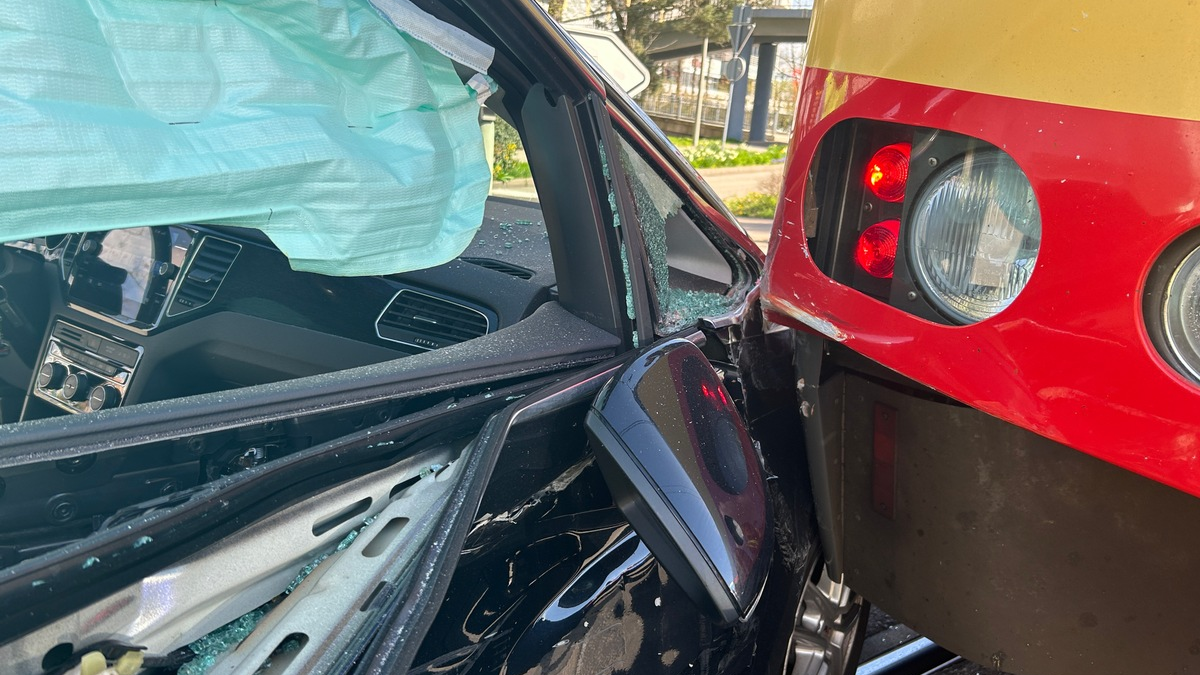 POL-PDLD: Wörth - Unfall zwischen Straßenbahn und Auto - Foto: presseportal.de