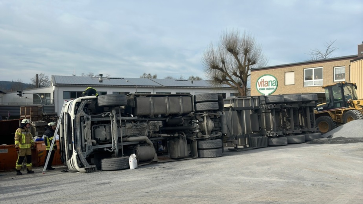 FW-DT: Sattelzug kippt während Abladevorgangs um - Feuerwehr befreit Person - Foto: presseportal.de