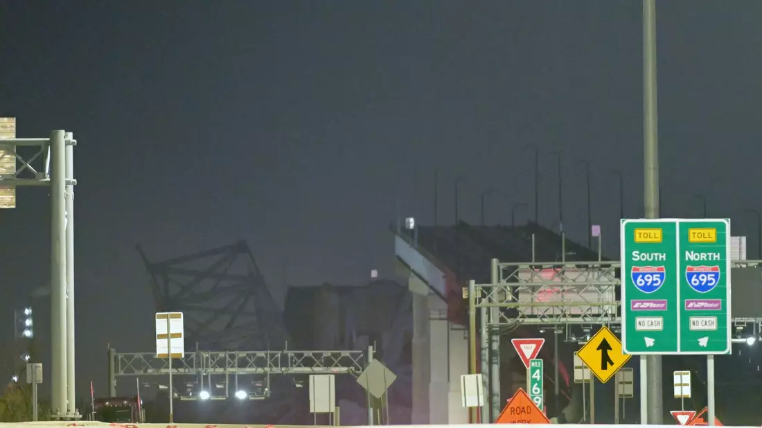 Nur noch Teile der Francis-Scott-Key-Brücke stehen, nachdem ein Containerschiff in Baltimore mit einem Träger kollidiert ist. - Bild: Steve Ruark/AP/dpa