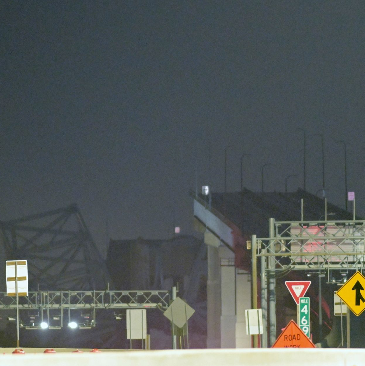 Nur noch Teile der Francis-Scott-Key-Brücke stehen, nachdem ein Containerschiff in Baltimore mit einem Träger kollidiert ist. - Foto: Steve Ruark/AP/dpa