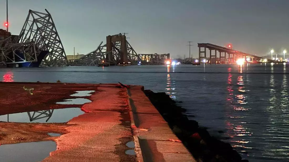 Die Francis Scott Key Bridge ist teilweise eingestürzt, nachdem ein Containerschiff sie am gerammt hatte. - Bild: Harford County, Md Volunteer Firre/X/PA Media/dpa