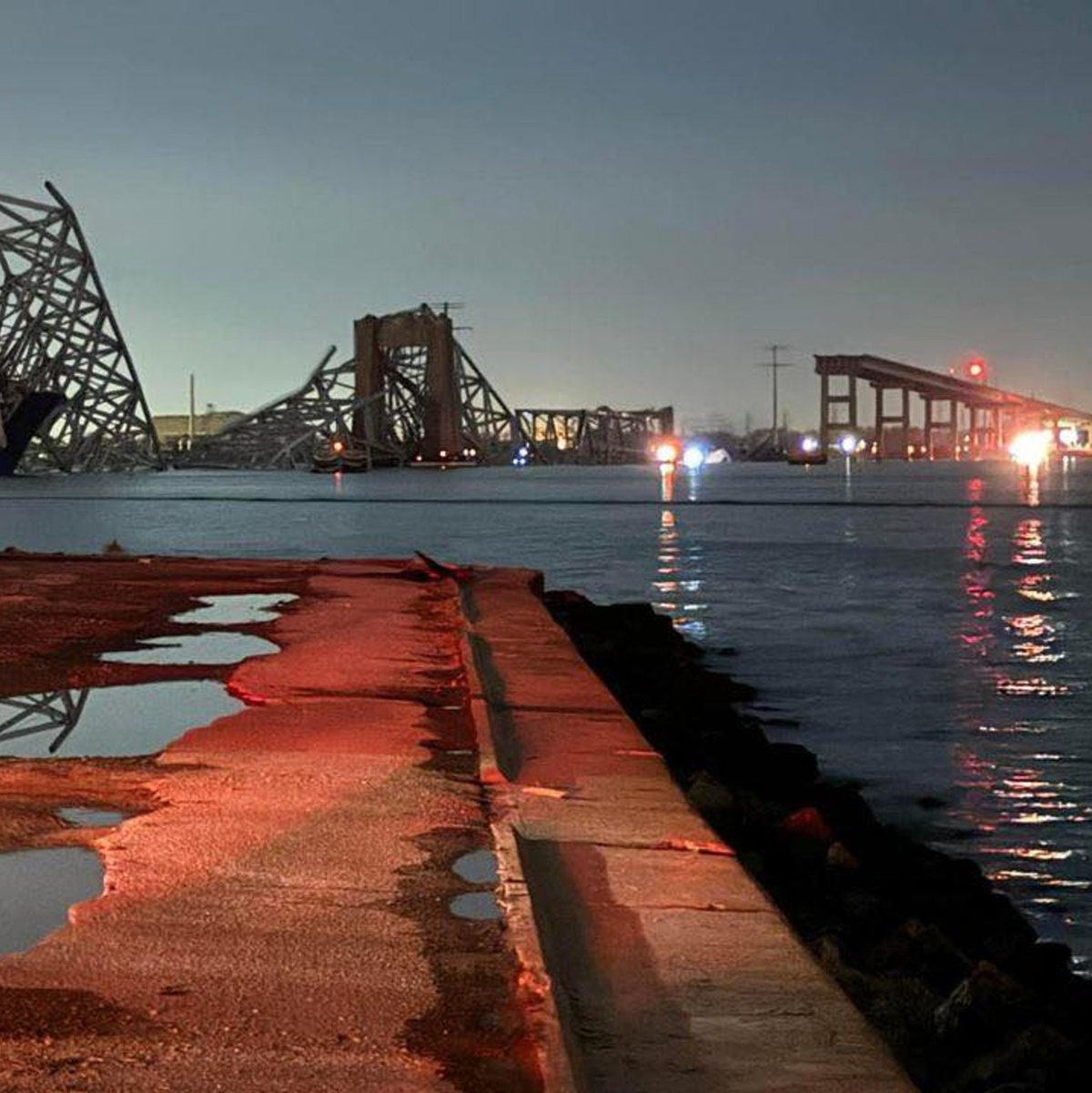Die Francis Scott Key Bridge ist teilweise eingestürzt, nachdem ein Containerschiff sie am gerammt hatte. - Foto: Harford County, Md Volunteer Firre/X/PA Media/dpa