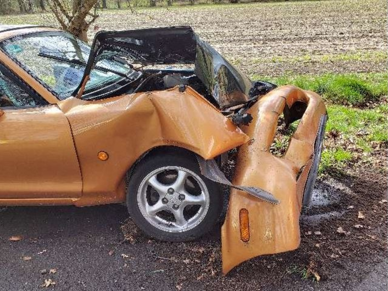 POL-ROW: ++ Traktor aufgebrochen und Bedienteil ausgebaut ++ Fahranfängerin prallt gegen Baum: Junge Frau muss medizinisch versorgt werden ++ Vier Menschen bei Verkehrsunfall im Kreuzungsbereich verletzt - Foto: presseportal.de