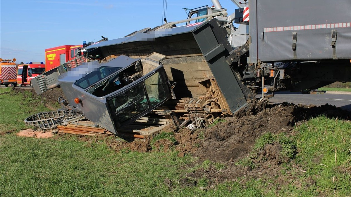 POL-RBK: Leichlingen - Lkw-Gespann kommt von Fahrbahn ab und Anhänger kippt um / Eine leichtverletzte Person - Foto: presseportal.de