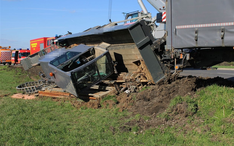 POL-RBK: Leichlingen - Lkw-Gespann kommt von Fahrbahn ab und Anhänger kippt um / Eine leichtverletzte Person - Foto: presseportal.de