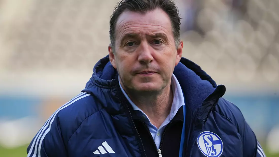 Sportdirektor Marc Wilmots schwört S04 auf die entscheidende Saisonphase ein. Es geht um nichts weniger als die Existenz des Clubs. - Bild: Soeren Stache/dpa
