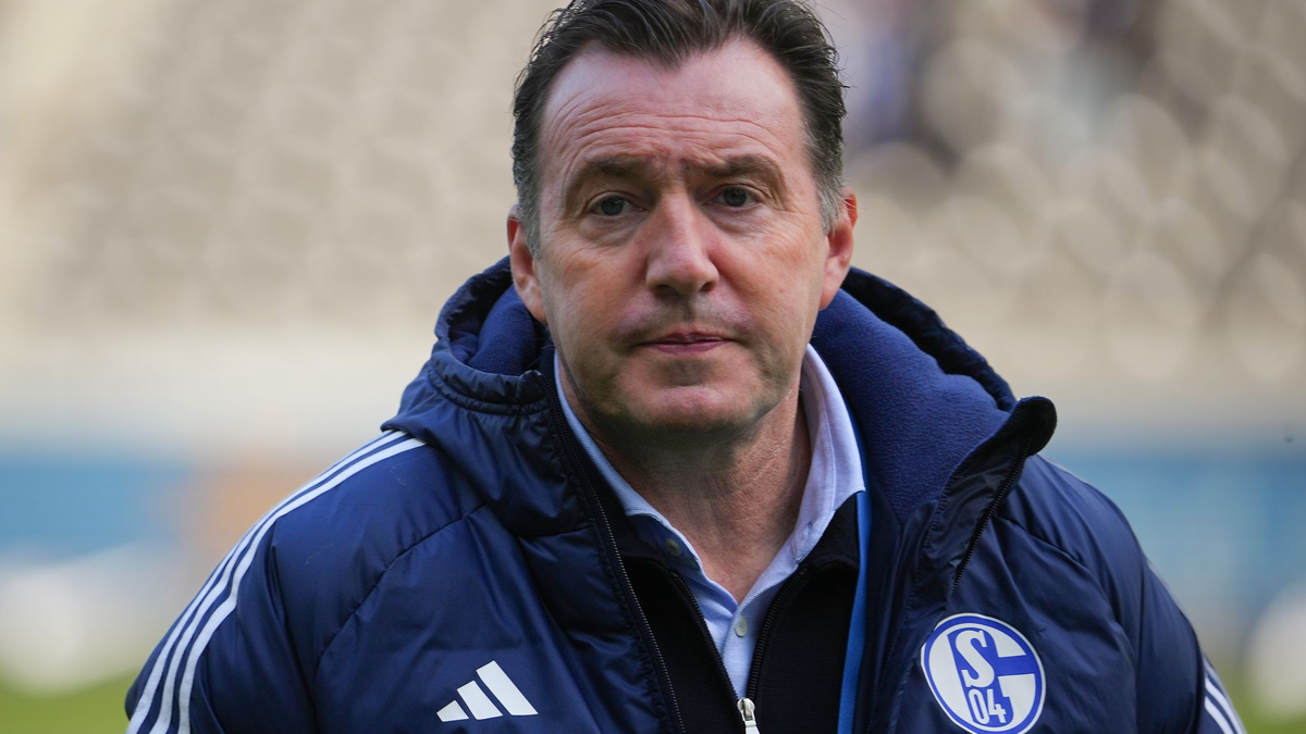 Sportdirektor Marc Wilmots schwört S04 auf die entscheidende Saisonphase ein. Es geht um nichts weniger als die Existenz des Clubs. - Foto: Soeren Stache/dpa