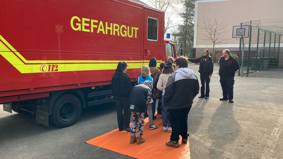 POL-EN: Ennepe-Ruhr-Kreis/Wetter: Verkehrsunfallprävention-Tote Winkel Beschulung - Foto: presseportal.de