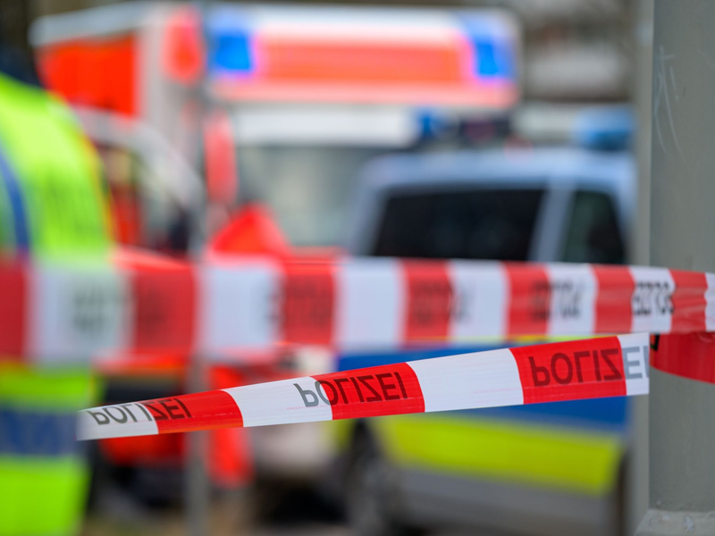 Ein Mitarbeiter des Phantasialands wurde von einer Achterbahn erfasst und ist gestorben (Symbolbild). - Foto: Jonas Walzberg/dpa