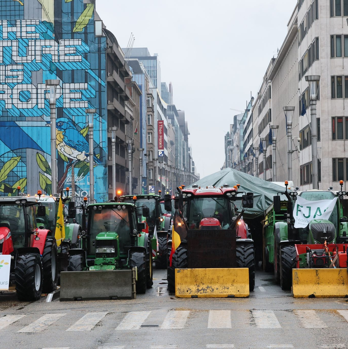Traktoren in der Wetstraat/Rue de la Loi während einer Protestaktion in Brüssel. - Foto: Benoit Doppagne/belga/dpa