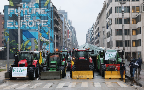 Traktoren in der Wetstraat/Rue de la Loi während einer Protestaktion in Brüssel. - Foto: Benoit Doppagne/belga/dpa
