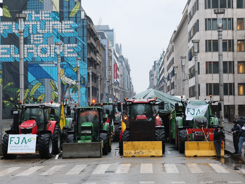 Traktoren in der Wetstraat/Rue de la Loi während einer Protestaktion in Brüssel. - Foto: Benoit Doppagne/belga/dpa