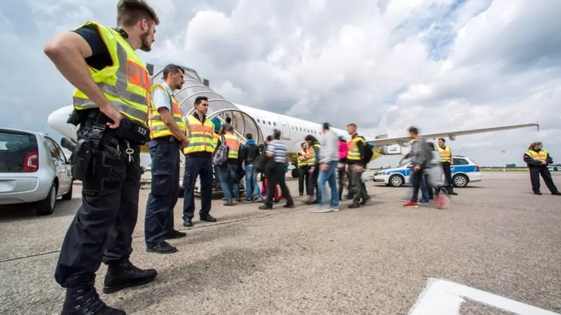 Bundespolizeidirektion München: Flüge nach Sofia, London, Tirana und Istanbul/ Bundespolizei weist vier Migranten mit dem Flugzeug zurück - Bild: presseportal.de