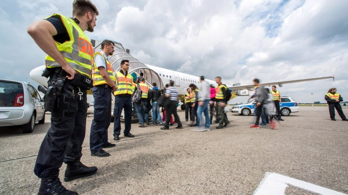 Bundespolizeidirektion München: Flüge nach Sofia, London, Tirana und Istanbul/ Bundespolizei weist vier Migranten mit dem Flugzeug zurück - Foto: presseportal.de