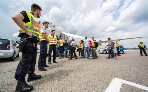 Bundespolizeidirektion München: Flüge nach Sofia, London, Tirana und Istanbul/ Bundespolizei weist vier Migranten mit dem Flugzeug zurück - Foto: presseportal.de