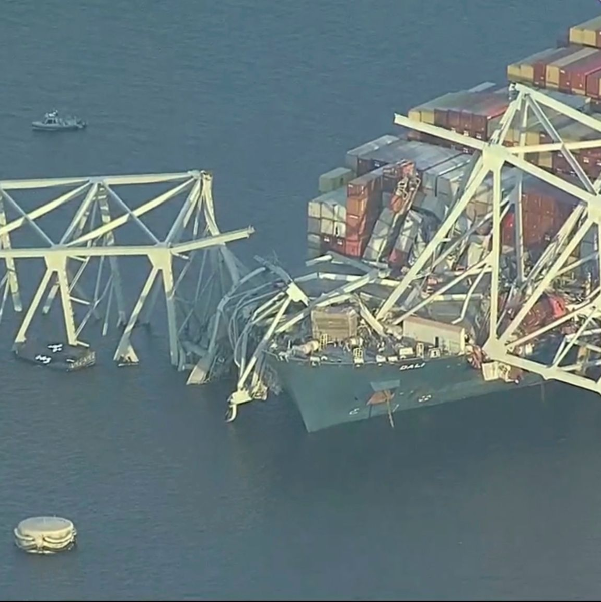 Die Francis Scott Key Bridge ist nach der Kollission mit einem Schiff teilweise eingestürzt. Die Brücke ist mehr als 2,5 Kilometer lang. - Foto: Uncredited/WJLA/AP/dpa