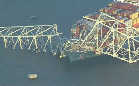 Die Francis Scott Key Bridge ist nach der Kollission mit einem Schiff teilweise eingestürzt. Die Brücke ist mehr als 2,5 Kilometer lang. - Foto: Uncredited/WJLA/AP/dpa