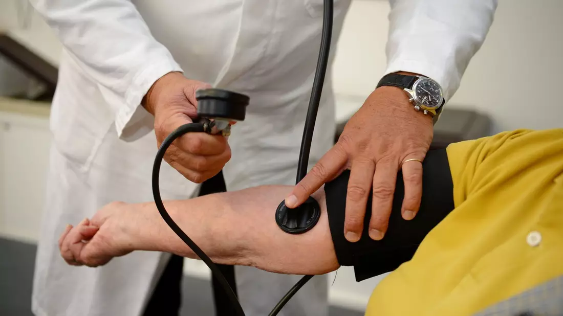 Patientin bei einem Hausarzt: Privatversicherte müssen in der Breite mit Beitragserhöhungen rechnen. - Bild: Bernd Weißbrod/dpa