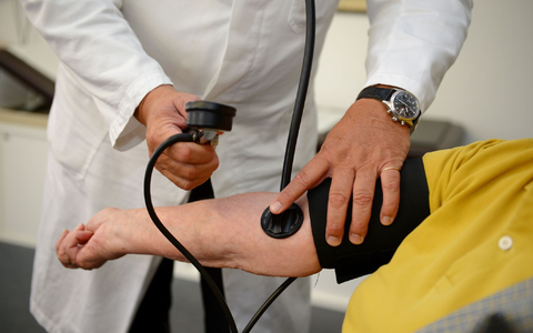 Patientin bei einem Hausarzt: Privatversicherte müssen in der Breite mit Beitragserhöhungen rechnen. - Foto: Bernd Weißbrod/dpa