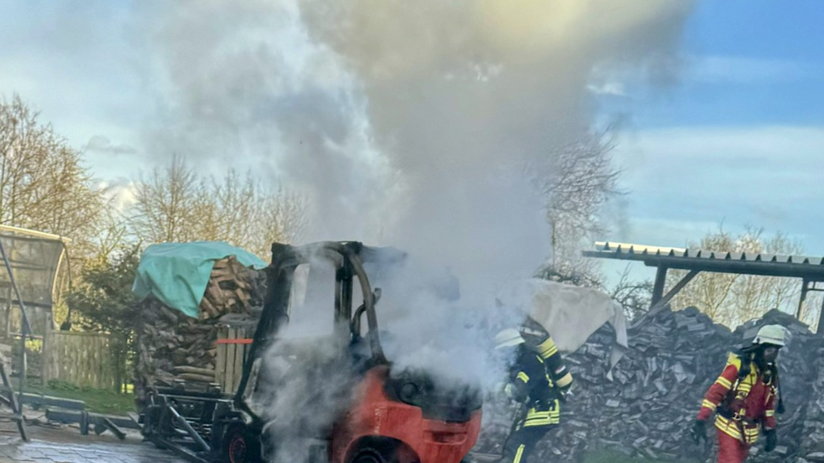 FW Minden: Brennender Gabelstapler lässt Rauchsäule aufsteigen - Foto: presseportal.de