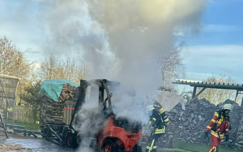 FW Minden: Brennender Gabelstapler lässt Rauchsäule aufsteigen - Foto: presseportal.de