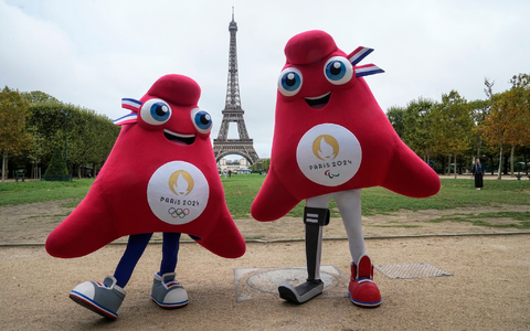 Die Maskottchen der Olympischen (l) und Paralympischen Spiele in Paris stehen vor dem Eiffelturm. - Foto: Michel Euler/AP/dpa Die Maskottchen der Olympischen (l) und Paralympischen Spiele in Paris stehen vor dem Eiffelturm. - Foto: Michel Euler/AP/dpa