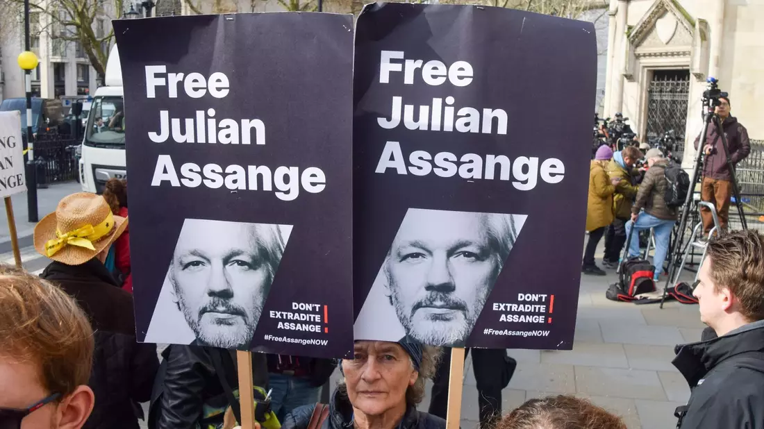 Unterstützer von Julian Assange vor dem Londoner High Court. - Bild: Vuk Valcic/ZUMA Press Wire/dpa