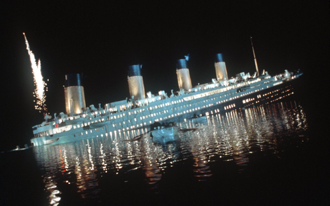 Der Untergang des Luxusliners «Titanic» im Film von Regisseur James Cameron. - Foto: dpa-Film 20th century fox/dpa