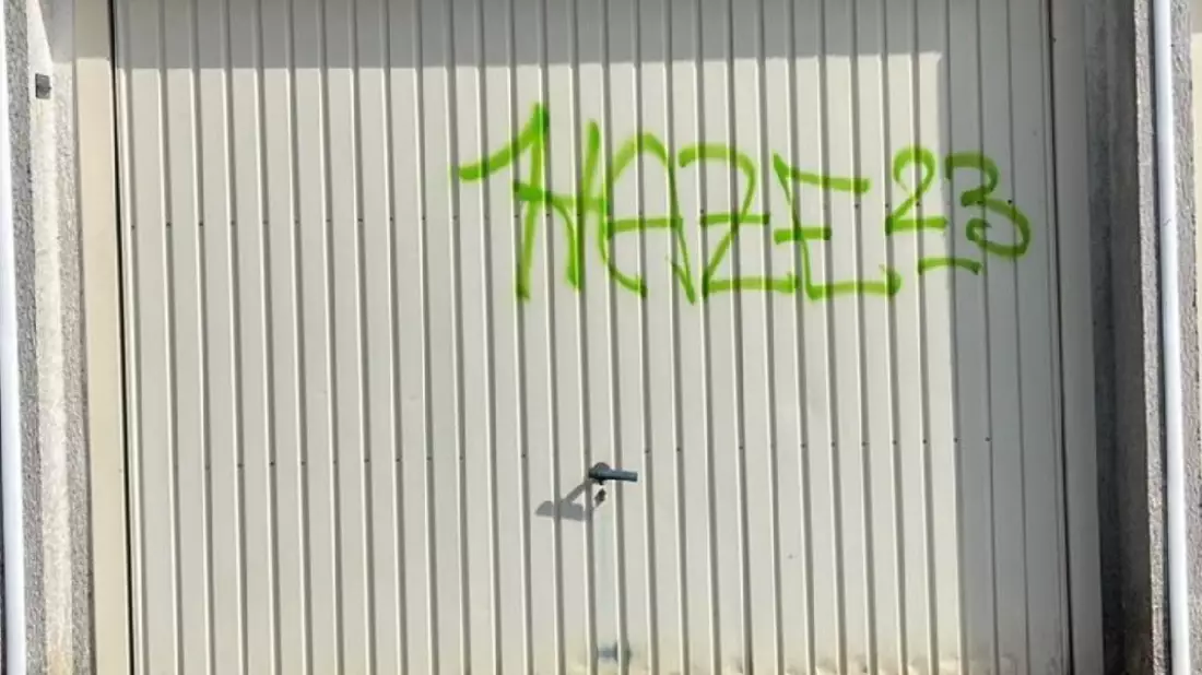 POL-SI: Unbekannte sprühen Graffitis auf Garagentore - #polsiwi - Bild: presseportal.de