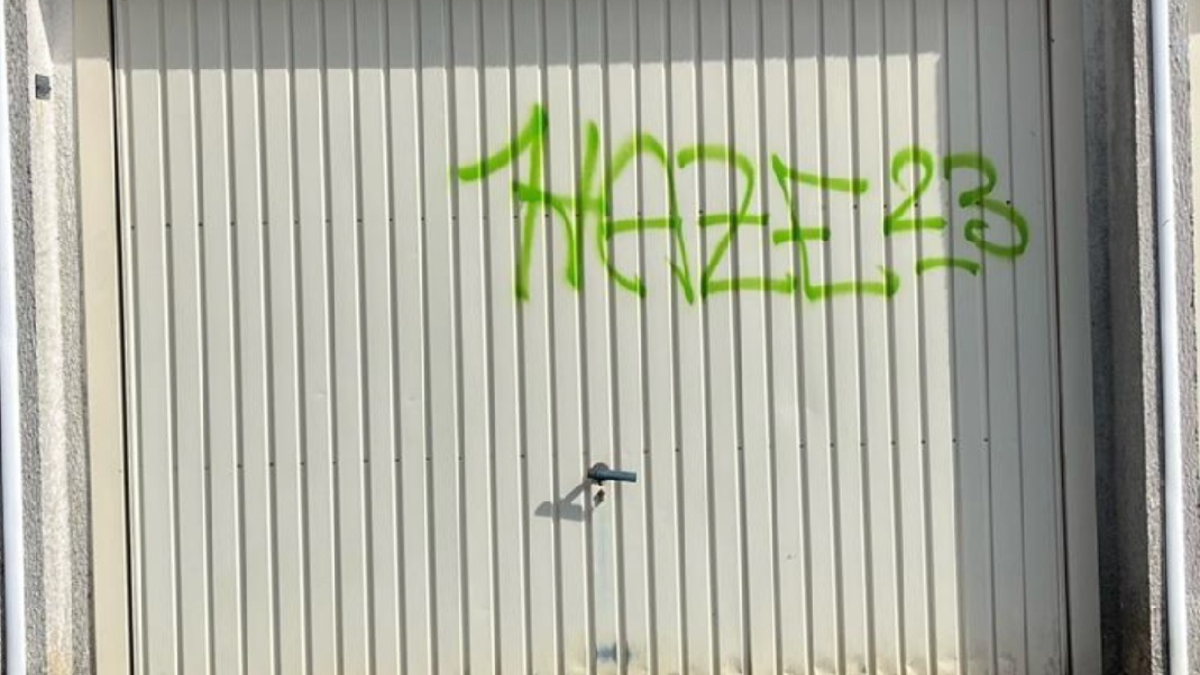 POL-SI: Unbekannte sprühen Graffitis auf Garagentore - #polsiwi - Foto: presseportal.de