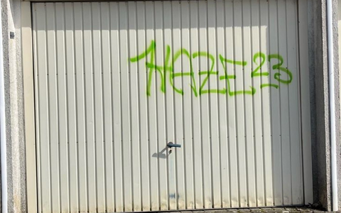 POL-SI: Unbekannte sprühen Graffitis auf Garagentore - #polsiwi - Foto: presseportal.de