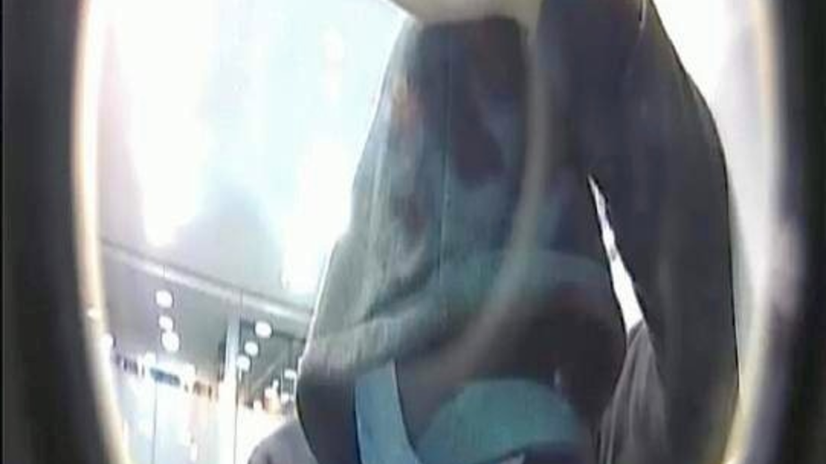 POL-GI: Polizei fahndet mit Fotos nach Räuber / Wer kann Angaben zur Identität des Unbekannten machen? - Foto: presseportal.de