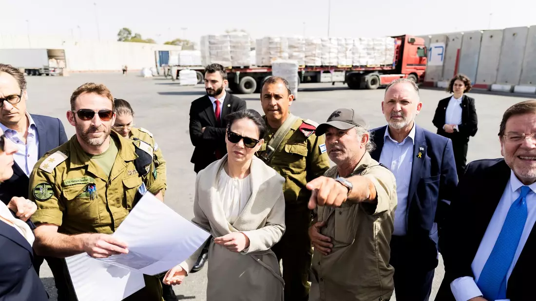 Bei ihrem Besuch in Israel schaute sich Außenministerin Annalena Baerbock die Abfertigung von Hilfsgütern am Grenzübergang Kerem Schalom im Süden des Landes an. - Bild: Christoph Soeder/dpa Pool für Photothek/dpa