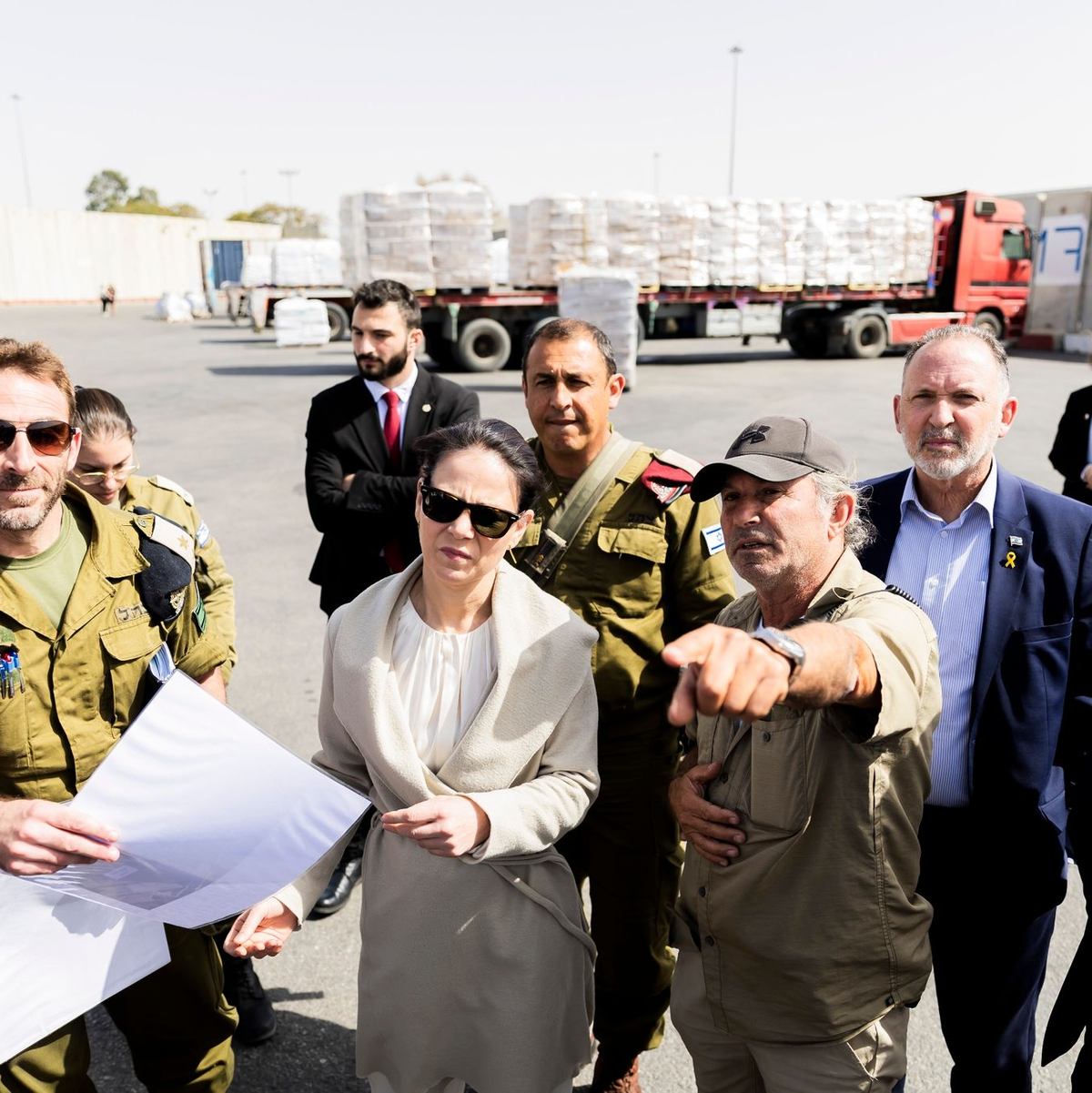 Bei ihrem Besuch in Israel schaute sich Außenministerin Annalena Baerbock die Abfertigung von Hilfsgütern am Grenzübergang Kerem Schalom im Süden des Landes an. - Foto: Christoph Soeder/dpa Pool für Photothek/dpa